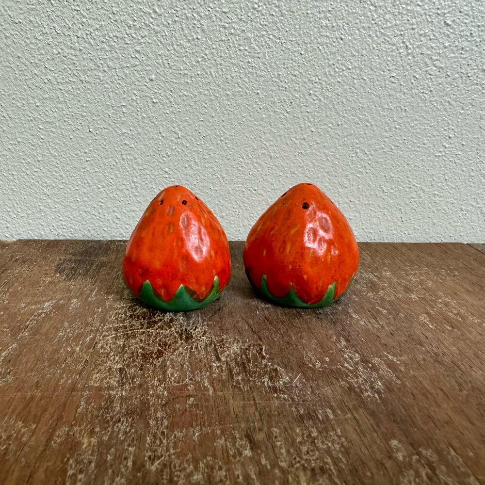 Vintage Japan porcelain MCM hand painted Strawberry salt &‎ pepper shakers